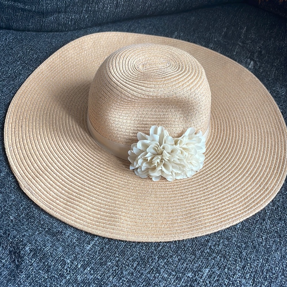 Sun hat with beige strap and off white flowers